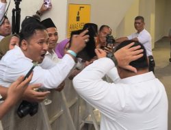 Dapat Peci dari Prabowo, Relawan Cak Imin: Hadiah untuk Istri Lagi Hamil