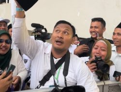 Disambut Hangat, Prabowo Berikan Peci ke Pemuda PKB Saat Acara Harlah di Solo