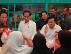 Blusukan Bareng Jokowi di Malang, Prabowo Diserbu Swafoto Para Pedagang Pasar Bululawang