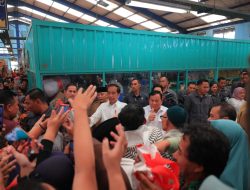 Jokowi, Prabowo Bagikan BLT di Pasar Bululawang Malang