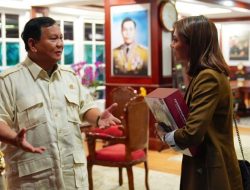 Najwa Shihab Pamer Buku Rekomendasi Prabowo untuk Anak Muda