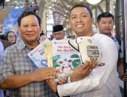 Prabowo Dapat Hadiah Buku Dongeng dari Pengunjung di Festival Belajaraya