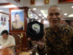 Kenali Lukisan Yos Sudarso, Cellos Dapat Hadiah Jam Tangan dari Prabowo