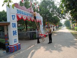 Menyambut Hut RI ke 78 Bhabinkamtibmas Bersinergi Dengan Warga Binaan Memasang Bendera Merah Putih