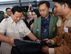 Prabowo dapat Hadiah Jaket Bergambar Wajahnya dengan Siluet Bung Karno dari Mahasiswa UPN