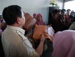 Prabowo Cicip Thiwul Chokot dan Beli Tas Buatan Emak-Emak PKK di Gunung Kidul
