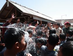 Momen Kegembiraan Anak-anak Main Air Bareng Prabowo di Wareng Gunung Kidul