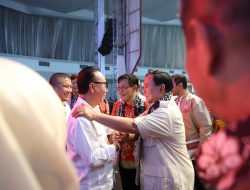 Hadiri Deklarasi Prabu, Prabowo dan Budiman Sudjatmiko Dikalungi Selendang Khas Semarang