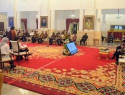 Presiden Jokowi Terima Pimpinan MPR di Istana Merdeka
