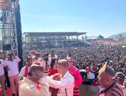 Prabowo Hadiri Deklarasi Dukungan Masyarakat Perbatasan, Puluhan Ribu Warga Padati Stadion Haliwen NTT