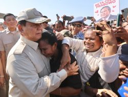 Tangis Bahagia Warga Atambua Sambut Prabowo di Deklarasi Dukungan Masyarakat Perbatasan di NTT