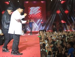 Hadir Milad Ponpes Ora Aji, Prabowo Dapat Pantun dari Warga Sleman: ‘Pak Prabowo is My President’