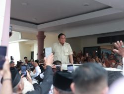 Tiba di Sumatera Barat, Prabowo Disambut Ribuan Pendukung dan Teriakan ‘Presiden’