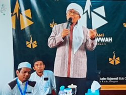 Ceramah Dai Kondang Aa Gym di Sukaraja, Ratusan Jamaah Emak Emak Ogah Beranjak dari Tempat Duduknya