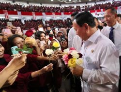 Prabowo Disambut Tangis Bahagia dan Bertangkai-Tangkai Bunga Oleh Mahasiswi Universitas Muhammadiyah Malang