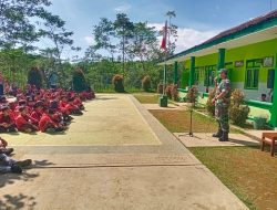 Tanamkan Disiplin Sejak Dini, Babinsa Koramil Ampel Tanamkan Materi PBB di Sekolah Dasar
