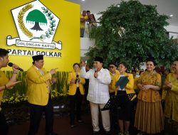 Sambil Joget, Prabowo Nyanyi Lagu “Kamulah Satu-satunya” di DPP Golkar