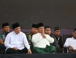 Prabowo Sarungan, Hadiri Apel Hari Santri 2023 Dipimpin Presiden Jokowi