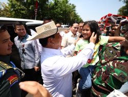 Prabowo Datang ke Pesta Rakyat Surabaya, Disambut Antusias Warga