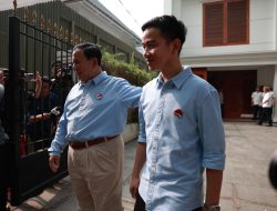 Prabowo dan Gibran Kompak Kenakan Kemeja Biru Muda dengan Pin Bendera Merah Putih Berkibar ke GBK