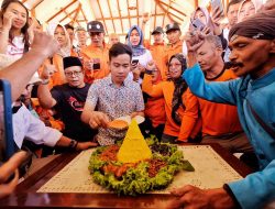 Kunjungi Pengrajin Tembaga di Boyolali Gibran Disuguhi Pisang Godok dan Lempeng