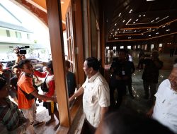 Momen ‘Gemoy’ Prabowo Peragakan Tata Cara Makan Prajurit Akmil