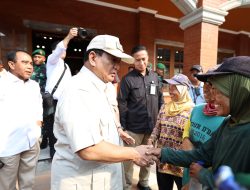 Tinjau Pembangunan Gedung Akmil, Prabowo Sapa Pekerja Proyek: Terima kasih, Kerjanya Bagus