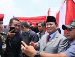 Hadiri HUT ke-78 TNI, Warga Berebut Selfie dengan Prabowo