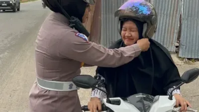 Budayakan Tertib Berlalu Lintas, Kasatlantas Pelalawan Beri Hadiah kepada Para Guru