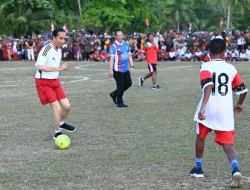 Main Sepak Bola dengan Anak-anak Papua, Presiden: Ini Bentuk Motivasi untuk Mereka