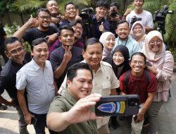 Bertemu Anak Muda di Posko Relawan, Prabowo Tertawa Diteriaki ‘Emang Boleh Se-gemoy Ini’