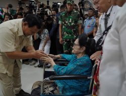 Prabowo Terharu Saat Sungkem ke Istri Alm. dr. H. Sadjiman