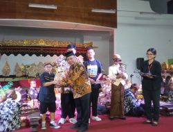 Penutupan Festival Wayang di tandai dengan  Penyerahan Dana Apresiasi Untuk Para Dalang Cilik