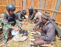 Satgas 330 Datangi Jupiter, Gotong Royong Bantu Bangun Honai