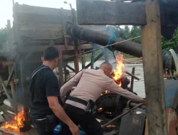 Gunakan Speedboat, Polsek Kuantan Mudik Musnahkan 5 Rakit PETI di Desa Bukit Pedusunan dan Banjar Guntung