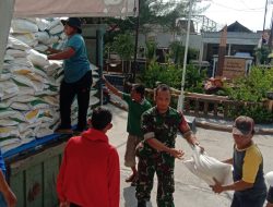 Naiknya Harga Sembako Babinsa Koramil 01 Tambun Dampingi Pendistribusian Bantuan Beras