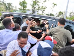 Momen Bahagia Prabowo Disambut Siswa SD-SMP di Mimika Papua