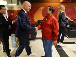 Prabowo, Jokowi dan Ibu Negara Kompak Saksikan Timnas U-17 di Surabaya