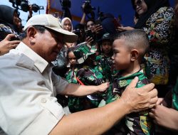 Prabowo Gendong dan Beri Ciuman ke Tentara Cilik Anak-Anak di Mimika Papua
