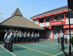 Pimpin Apel Pagi, Karutan Cek Kerapihan Pegawai