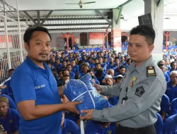 MUDAHKAN PENGAWASAN, RUTAN BANGIL BAGIKAN BAJU DIS