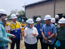 Coldplay Berikan Bantuan Kapal Penangkap Sampah Ke Pemkab Tangerang Untuk Bersihkan Cisadane