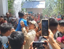 Momen Bahagia Prabowo Bermain Air bersama Anak-Anak Warga Desa Pamubulan Banten