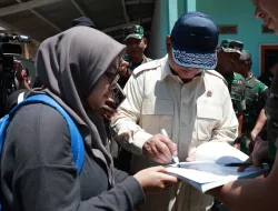 Prabowo Dikejar Mahasiswi Semester 5 di Banten Minta Tanda Tangan di Buku