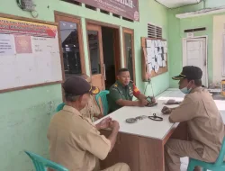 Komsos di Kantor Desa Karangjaya Babinsa Sampaikan Pesan Kamtibmas