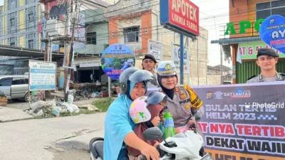 Kasat Lantas Polres Pelalawan Beri Reward Kepada Pengendara Sepeda Motor yang Tertib Berlalu Lintas