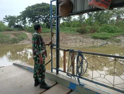 Babinsa Koramil 11 Pebayuran Pantau Debit Sungai Citarum