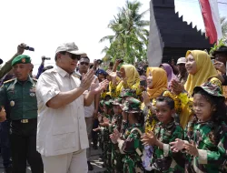 Momen Prabowo Disambut Para ‘TNI Cilik’ di Tuban