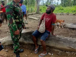 Babinsa Koramil 1710-02/Timika Komsos Bersama Masyarakat Di Wilayah Binaan