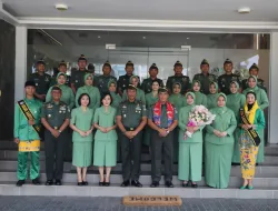 Pengalungan Bunga dan Tarian Topeng Khas Betawi Hiasi Acara Tradisi Peneriman Warga Baru Danrem 051 Wijakarta